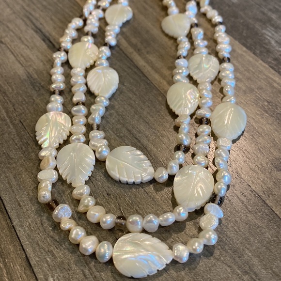 Shell and Freshwater Pearl Necklace - Picture 7 of 7